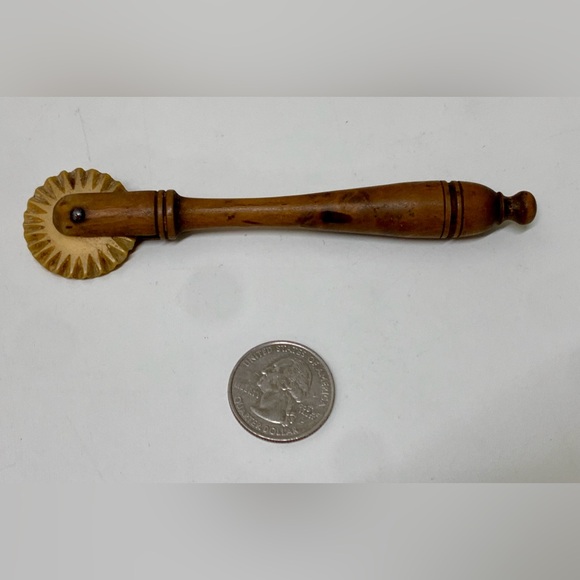 1880s Antique Wooden Carved Bone Wheel Pie Crimper - Picture 2 of 15